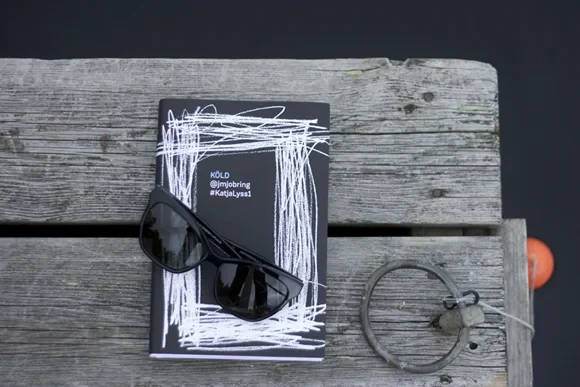 Köld kostar 229 kronor och de snygga glajjorna kommer från Umeåföretaget EoE glasses. Bågen heter Bettnes och kostar 900 kronor.