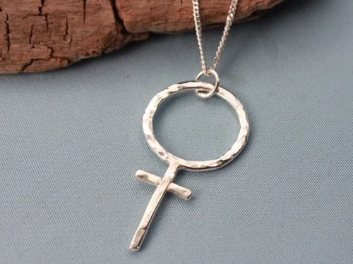 Hos Eljest finns flera olika smycken som Leena har gjort, bland annat ringar, armband och berlocker med kvinnotecknet.