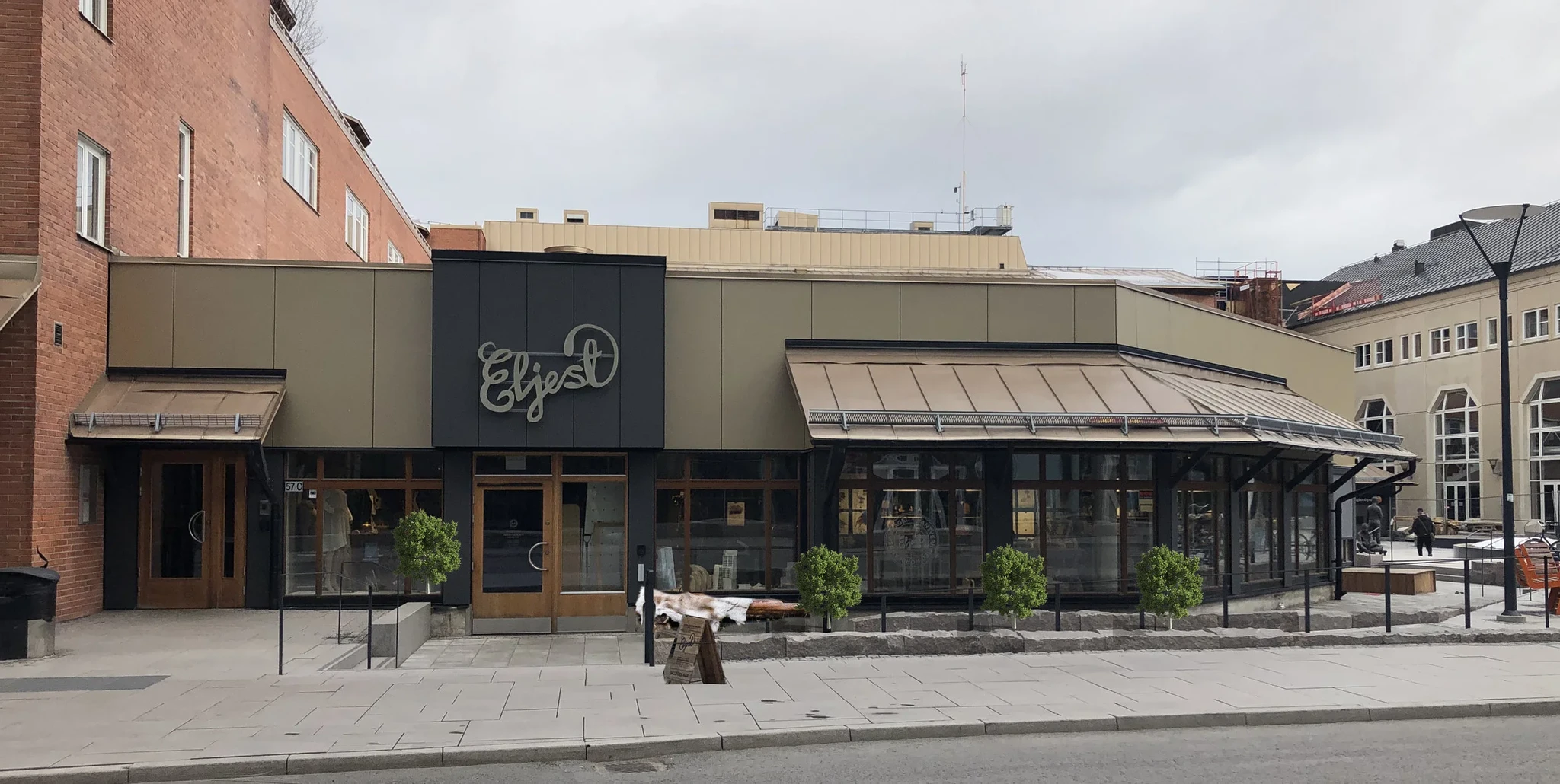 Här har jag photoshopat in små björkar framför vår entré också tänker jag att jag ska ställa ut en liten bänk gjord av brädor balanserande på två stubbar med ett renskinn på. Men är det någon med tips på vad jag skulle kunna ha istället för photoshopade björkar (för de är så svåra att hitta IRL!) så tipsa gärna!